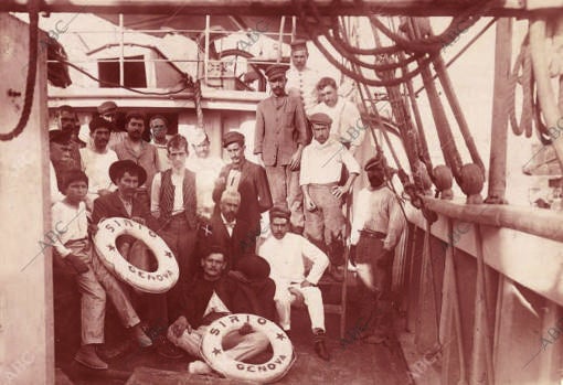 Grupo de náufragos del «Sirio» a bordo del vapor «María Luisa» que los salvó